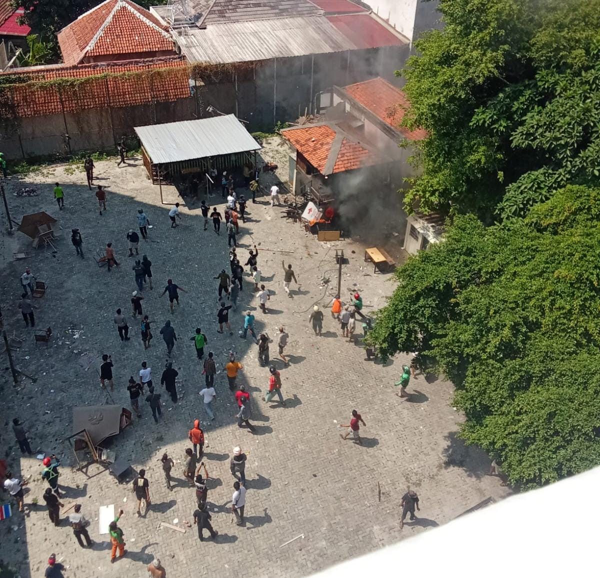 # **Bentrokan Berdarah di Menteng, Polisi Perketat Pengamanan Meski Warga Masih Bertahan di Lokasi**