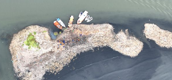 Laut Tertutup Tumpukan Sampah, Fenomena “Pulau Sampah” di Muara Angke Jadi Sorotan