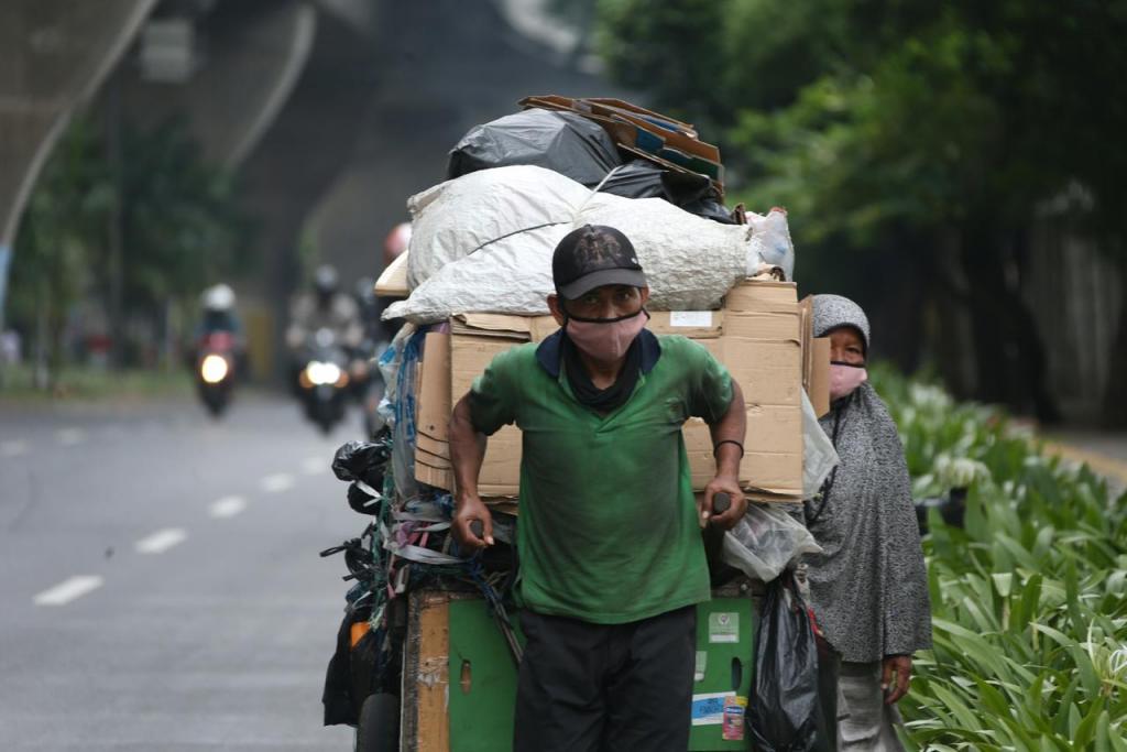 Kisah Yanto, Pemulung Jakarta yang Bertahan Hidup Berbekal Gerobak Rp700 Ribu