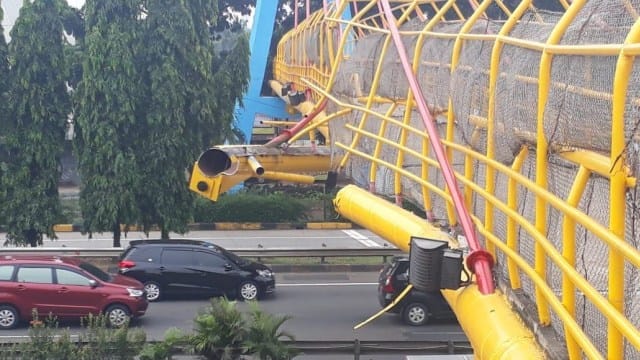 Truk Muatan Alat Berat Tabrak JPO Tendean, Struktur Penyangga Alami Kerusakan Serius