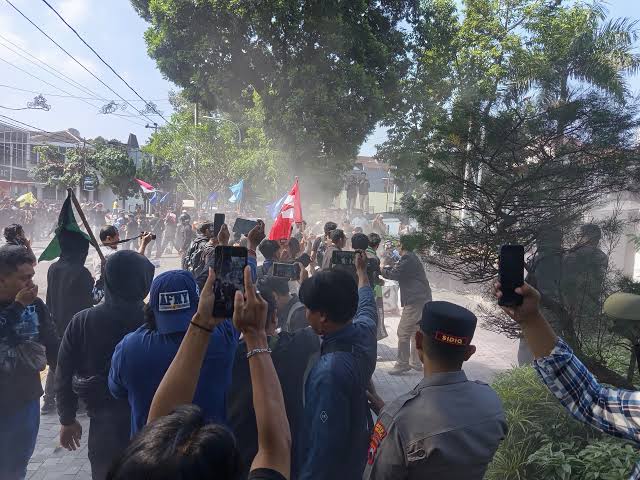 Demo Mahasiswa di Simpang Sudirman Jogja Berakhir Ricuh, Polisi Turun Tangan