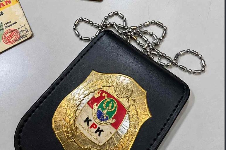 Pakai Lencana Bertuliskan KPK, Pria Ini Ditangkap Saat Diduga Memeras Petani