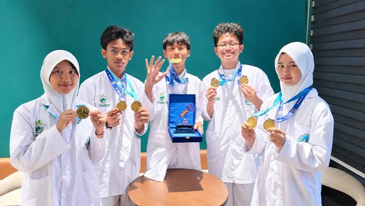 Robot Pencari Korban Bencana Buatan Siswa Surabaya Raih Medali Emas Internasional